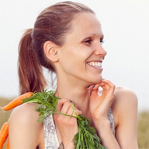 Portrait of a smiling girl holding carrots
